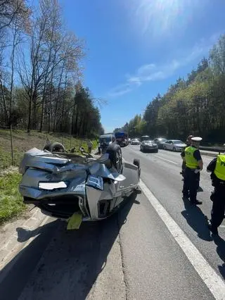 Jedno z aut dachowało 