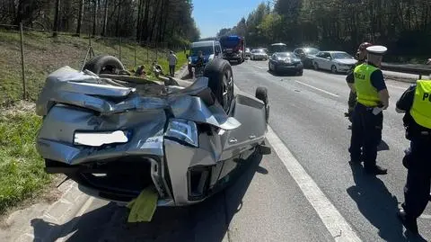Karambol sześciu aut na obwodnicy, jedno dachowało