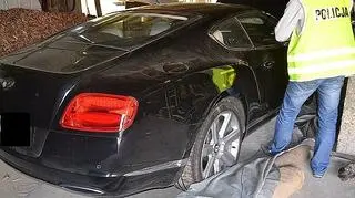 W garażu znajdował się przykryty narzutą samochód marki Bentley Continental 