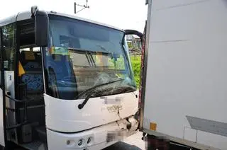 Utrudnienia na dk 28 po zderzeniu autobusu, betoniarki i auta dostawczego