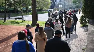 Ponad połowa już zagłosowała. Przed lokalami nadal kolejki