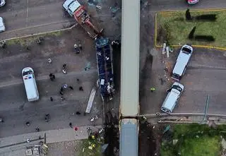 Pociąg uderzył w piętrowy autobus. Wielu zabitych i rannych