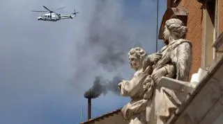 Czarny dym z Kaplicy Sykstyńskiej w drugim dniu konklawe