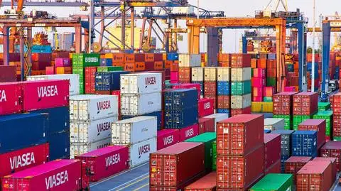 gdynia port kontenery - PHkorsart shutterstock_2646586427_1