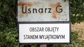 Usnarz Górny (woj. podlaskie), 03.09.2021. Tablica w Usnarzu Górnym, 3 bm. informująca o stanie wyjątkowym na obszarze przygranicznym województw podlaskiego i lubelskiego