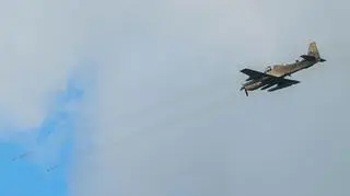 Myśliwce ścigają puczystów, atak na kolumnę pojazdów opancerzonych