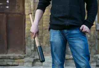 "Kijem bejsbolowym powybijał szyby, skakał po dachu i groził pozbawieniem życia"
