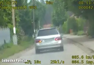 Uciekał przed policją, wylądował w rowie. Nagranie