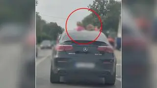 Dziewczynki wychylały się przez szyberdach 