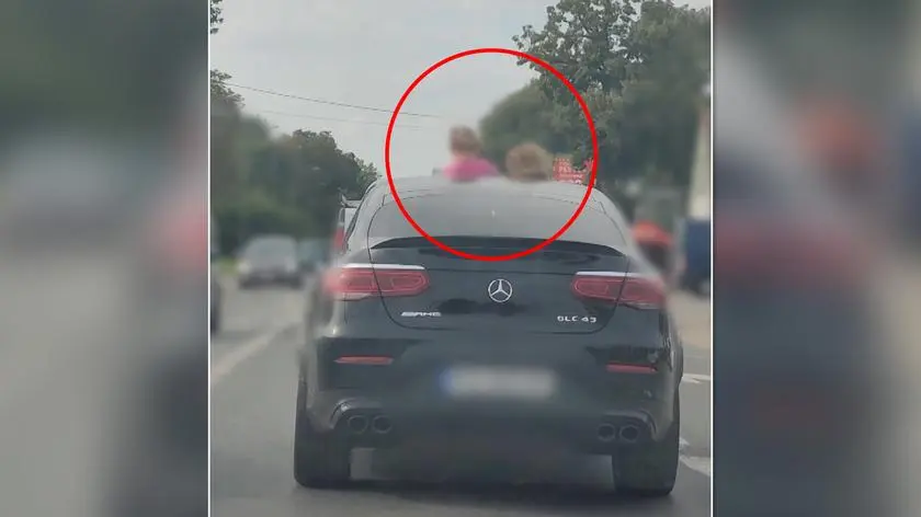 "Wystarczyłoby mocne hamowanie". Dzieci wychylały się przez szyberdach, niebezpieczna sytuacja w oku kamery
