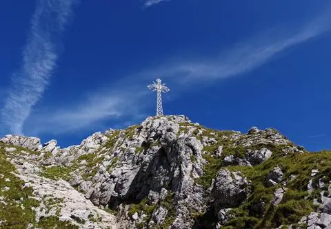 Weszli na krzyż na Giewoncie i "pajacowali"