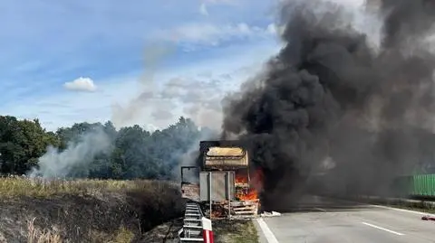 Płonąca ciężarówka na A4