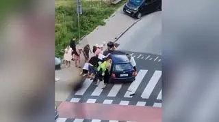 Świadkowie podnieśli auto i wydostali potrąconą rowerzystkę 