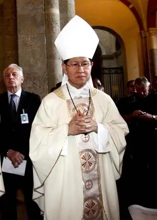 Luis Antonio Tagle podczas mszy świętej w kościele Sant'Ambrogio odprawianej w ramach Dnia Caritas na Expo 2015 w Mediolanie