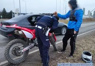 Jechał na jednym kole. Nagrał go radiowóz
