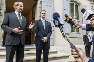 Sekretarz skarbu USA Scott Bessent (z lewej) i przedstawiciel USA ds. handlu Jamieson Greer