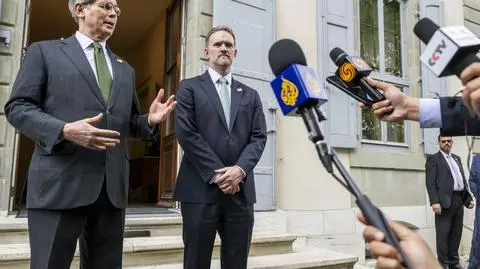 Sekretarz skarbu USA Scott Bessent (z lewej) i przedstawiciel USA ds. handlu Jamieson Greer