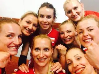 W reprezentacyjnej szatni. Anna na dole, druga z lewej