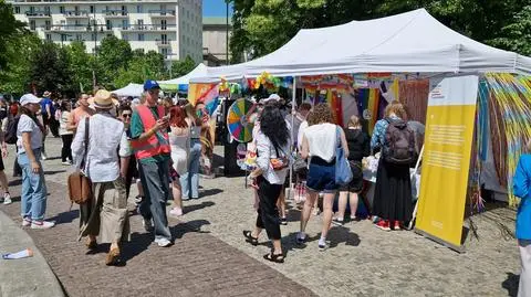 Uczestnicy parady gromadzą się w Miasteczku Równości
