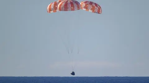 Pokonali ponad milion kilometrów, okrążyli Księżyc, są już na Ziemi