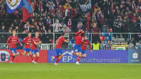 Zakazana radość. Tak się cieszył, że aż wyleciał z boiska