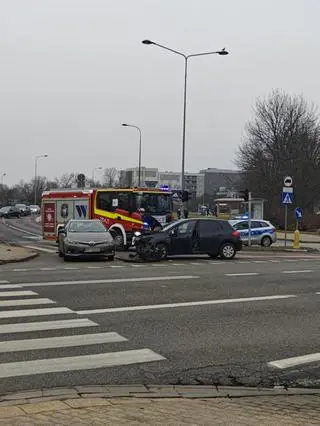 Zderzenie dwóch aut na Bródnie