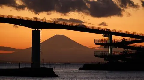 Góra Fuji widoczna za mostem dla pieszych w Kisarazu, niedaleko Tokio, Japonia