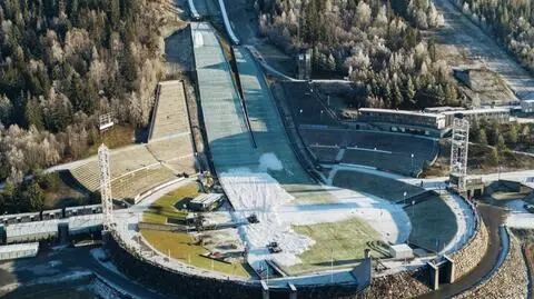 Ratują się starym śniegiem. Skocznia ma być gotowa