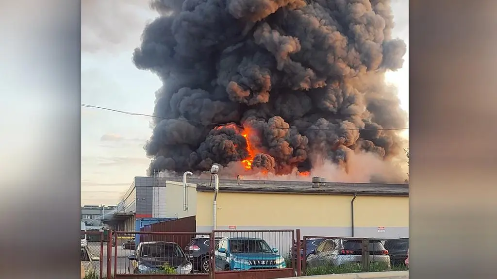 Był w niej salon tatuaży i drukarnia. Strażacy dogaszają pożar hali w Płocku