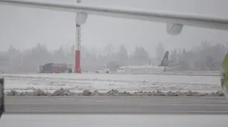 Samolot Polskich Linii Lotniczych LOT przylatujący z Warszawy wypadł z drogi kołowania po lądowaniu na lotnisku w Wilnie 