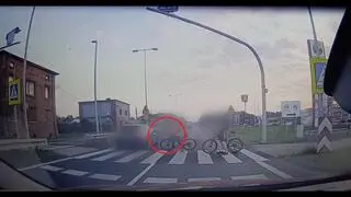 Na szczęście w porę się cofnęła. Tuż przed nią przejechał samochód 