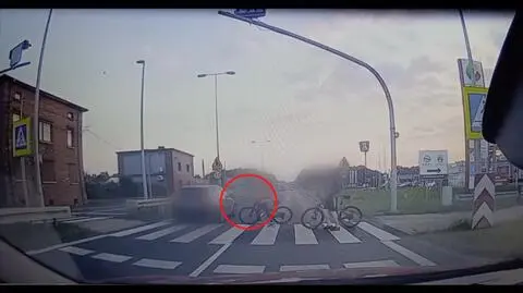 Na szczęście w porę się cofnęła. Tuż przed nią przejechał samochód 