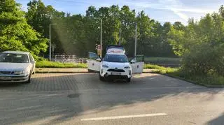 Samochód blokował tory kolejowe
