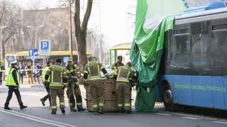 Kosz balonu uderzył w autobus