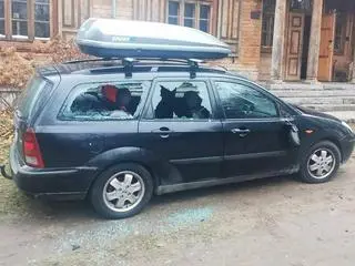 Auta mają powybijane szyby