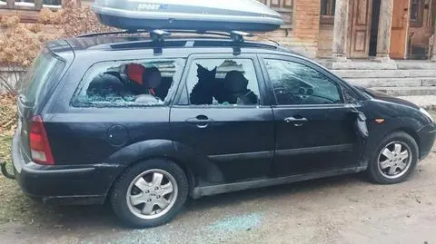 Auta mają powybijane szyby
