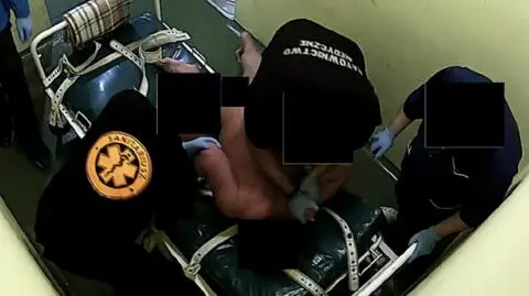 Moment unieruchamiania mężczyzny, który - według raportu - nie przejawiał agresywnych zachowań. 