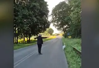 Nietypowa interwencja policjanta. Pomógł łabędziowi zejść z jezdni