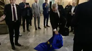 Grzegorz Braun zabrał flagę Unii Europejskiej z Ministerstwa Przemysłu