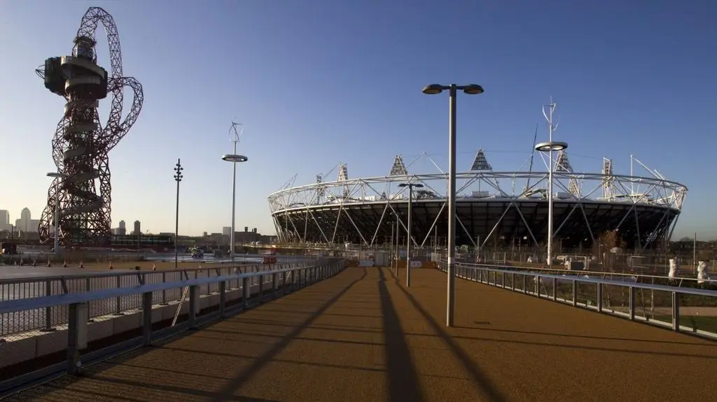 Stadion Olimpijski i stojąca obok Olympic Orbit