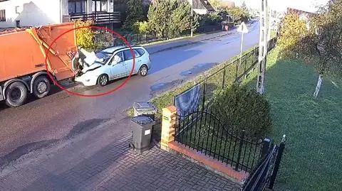 Kierujący samochodem wjechał w śmieciarkę