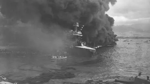 Okręt USS California po ataku na Pearl Harbor, 7 grudnia 1941 r.
