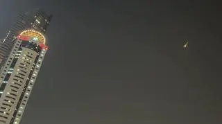 "Cały czas słychać wybuchy", "na niebie widać smugi". Relacja z Dubaju