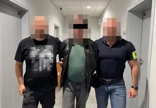 Odpowie za napaść na pielęgniarkę. "Drapał ją, chwytał za szyję i dusił"