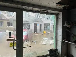 Witryna sklepu Rubin w Kłodzku po przejściu powodzi