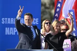 Rafał Trzaskowski z żoną Małgorzatą na wiecu w Starachowicach