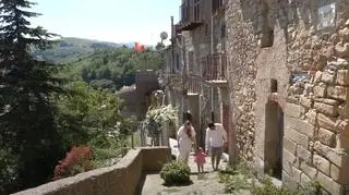 Rodzina pod domem w Motta d'Affermo