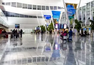 Siedzieli w samolocie, gotowi do podróży. Pilot przerwał procedurę startu