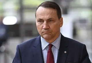 "Rewizjonista Holokaustu". Sikorski: MSZ protestuje wobec artykułu o Nawrockim 