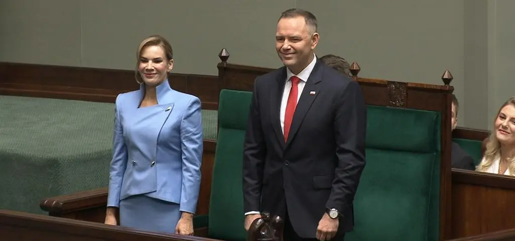 Nowy prezydent zaprzysiężony, wygłosił orędzie. Przed Sejmem trwa manifestacja